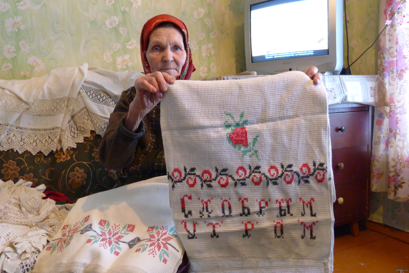 Самодельные бабушки. Вышивка наших бабушек. Бабушка рукодельница. Бабушки вышивают крестиком. Рукоделие бабушек.
