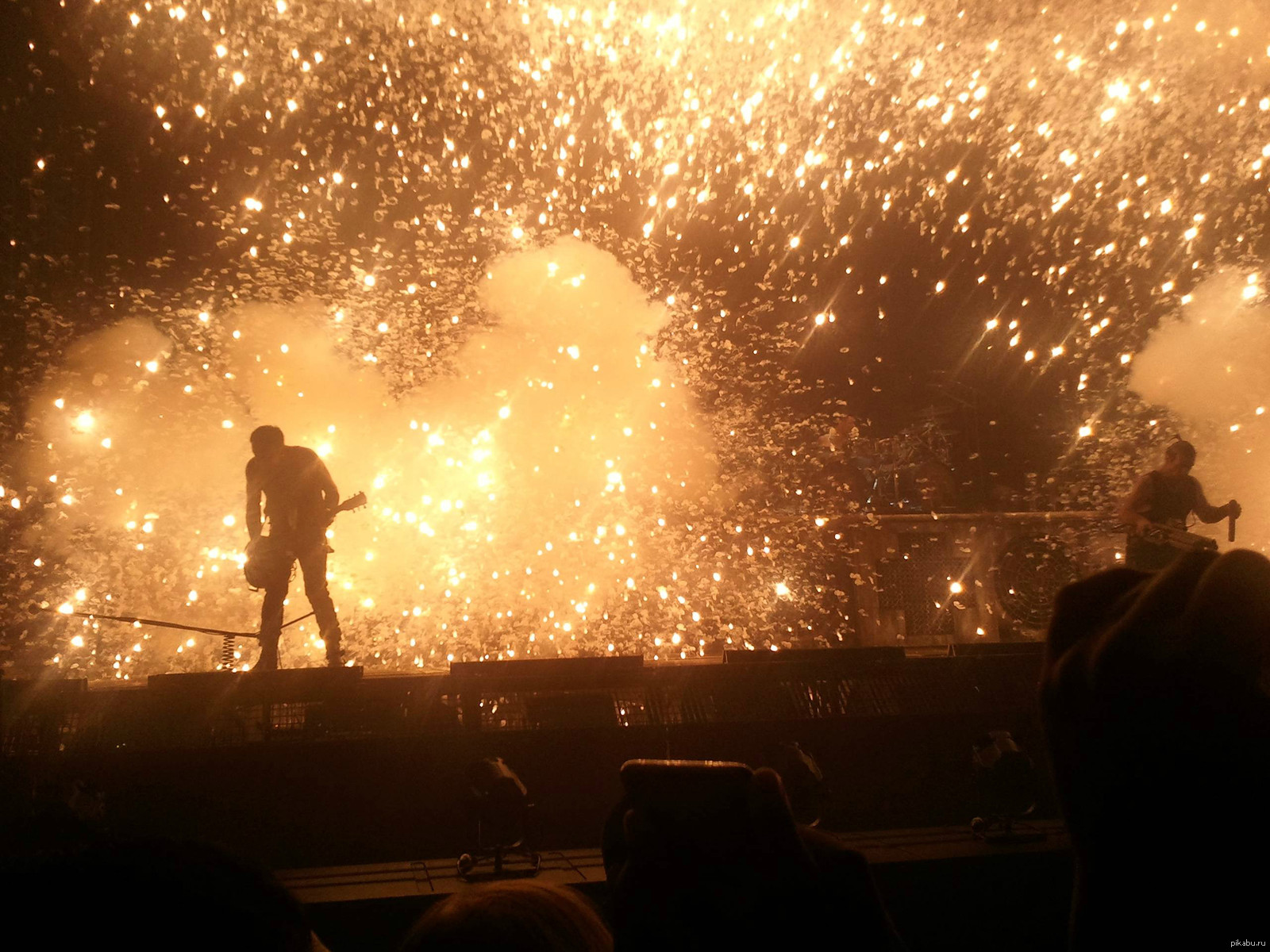 Песни со сцены. Rammstein Concert. Rammstein концерт. Рок концерт рамштайн. Rammstein сцена концерт.