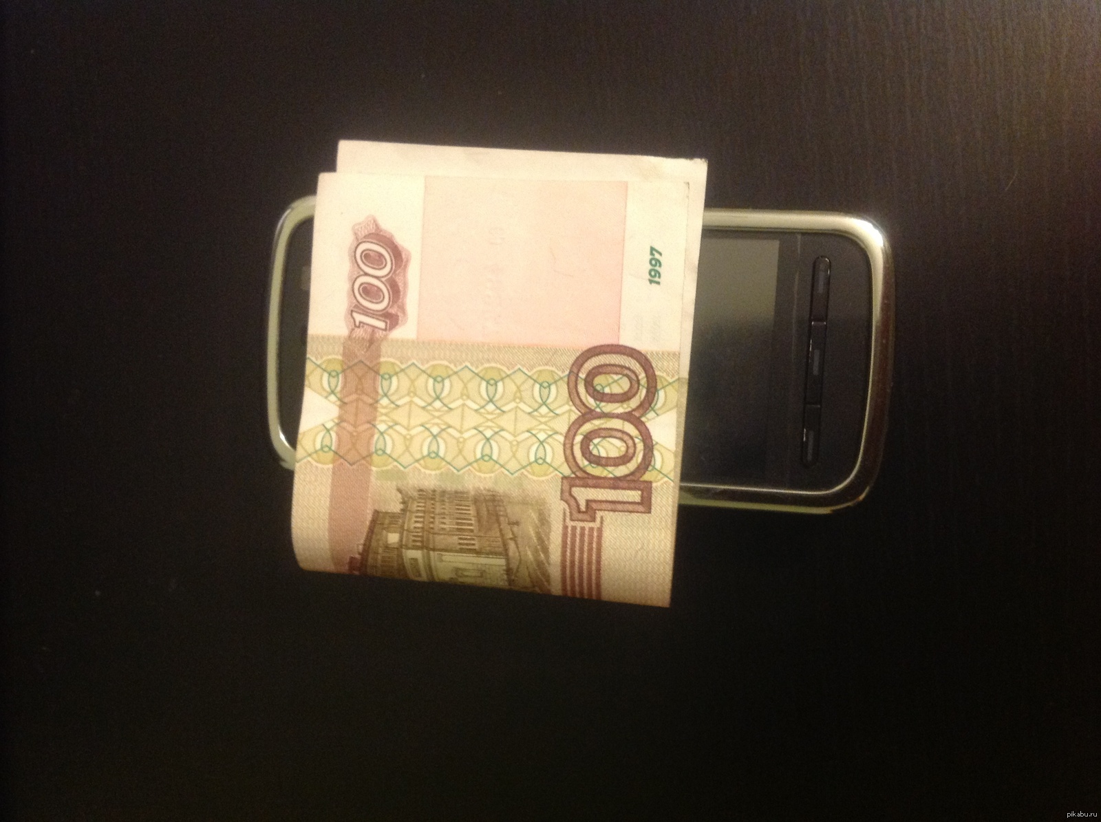 300 рублей положите. СТО рублей на телефон. Рубли на телефон. 100 Рублей на карте. Купюра на телефоне.