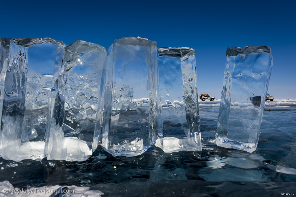 Питьевая вода лед. Кристально чистый лед Байкала. Кристальный лед Байкала. Озеро Байкал Кристальный лёд. Стеклянная вода.