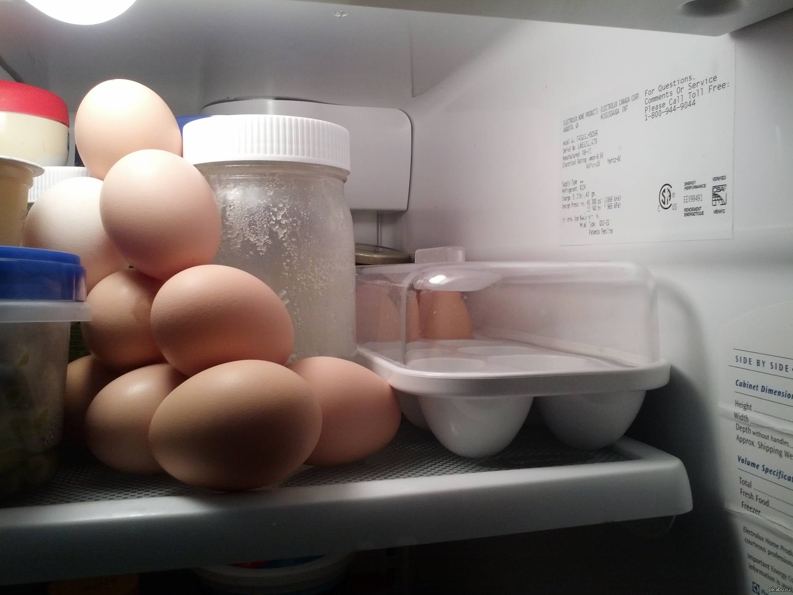 Попросила мужа купить. Яйца в холодильнике. Попросила мужа. Яички в холодильнике. Яйца на дверце холодильника.