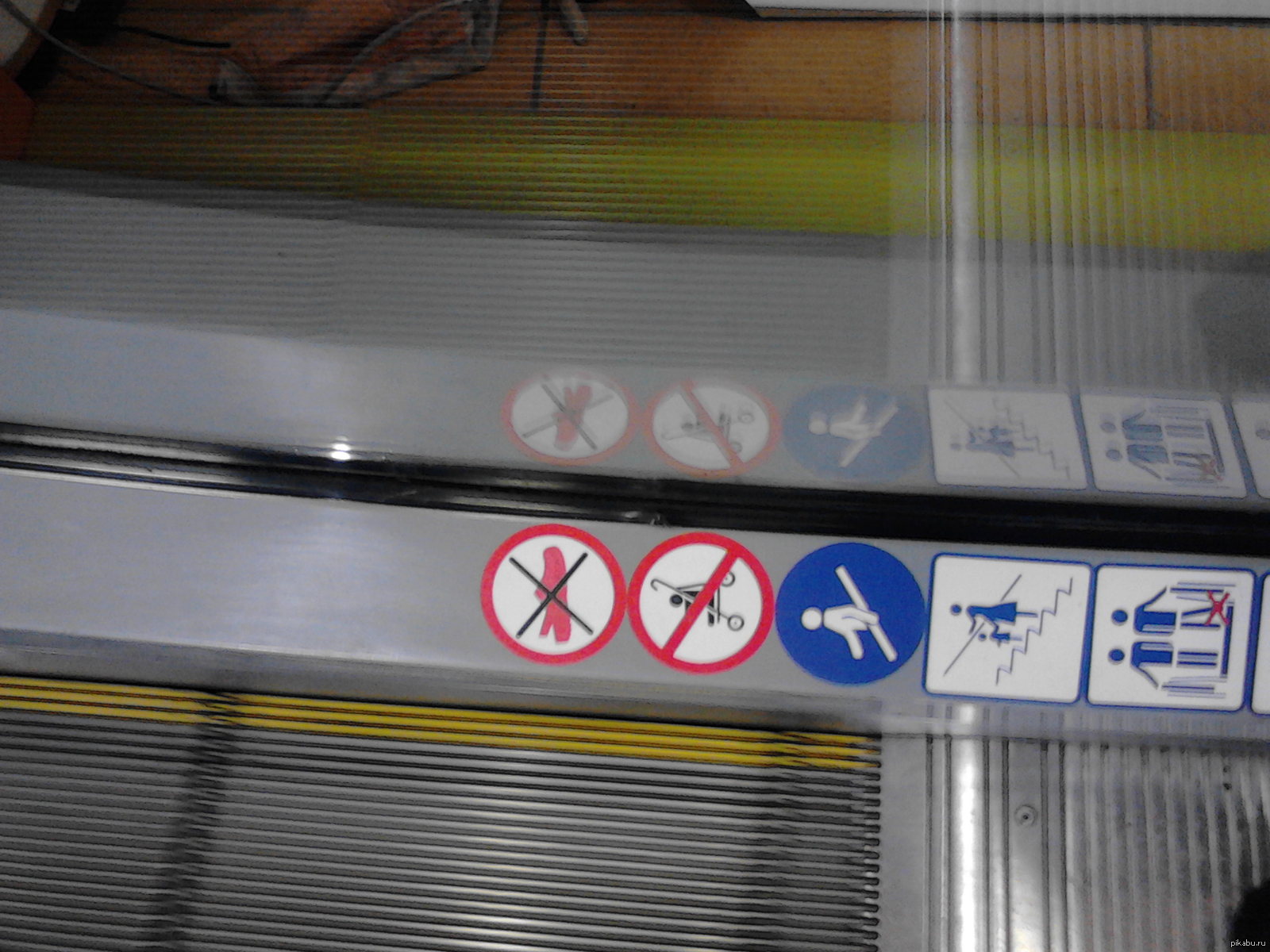 Правила безопасности на эскалаторе. Наклейки на эскалатор. Предупреждающие наклейки на эскалатор. Знаки безопасности на эскалаторе. Запрещающие наклейки на эскалатор.