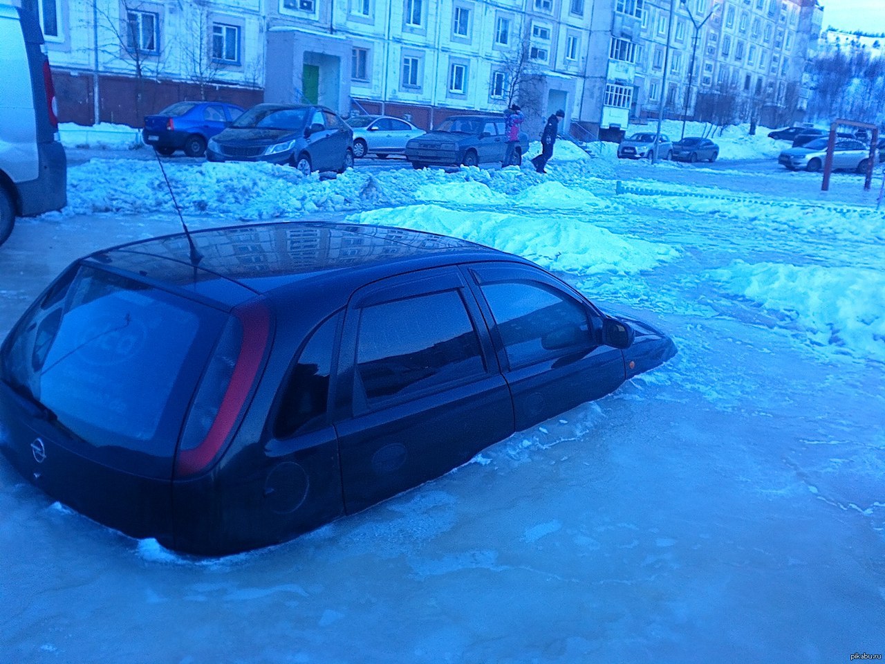 Машина вмерзла в лед