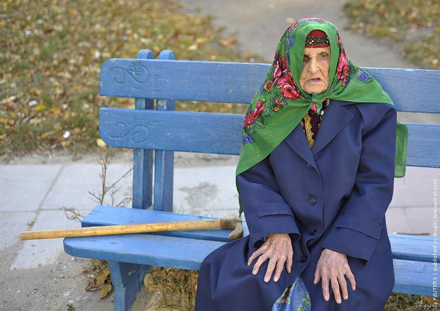 Бабушка можно у тебя пожить 121. Хабибамал БИКМУХАМЕТОВНА Хаметова. Бабуля в платке. Старуха в платке. Пожилая женщина в платке.