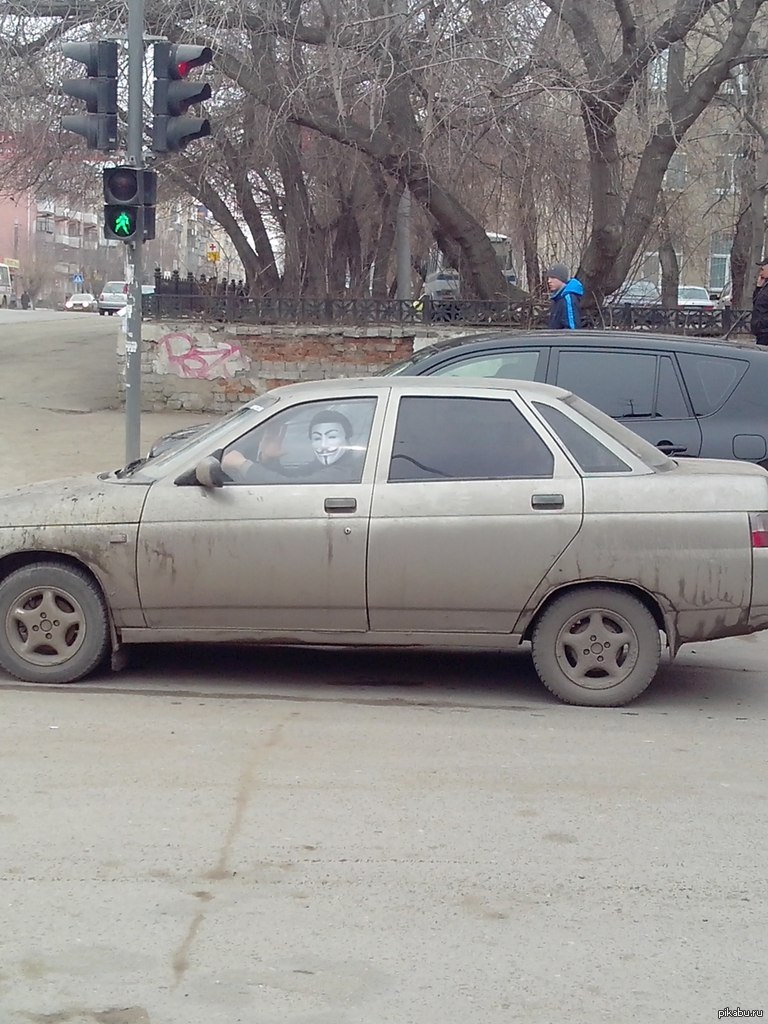 Поворачиваюсь влево смотрю в эту десятку, но сначала ничего не замечаю,  спустя несколько секунд до меня доходит, что это блять ананимус. | Пикабу