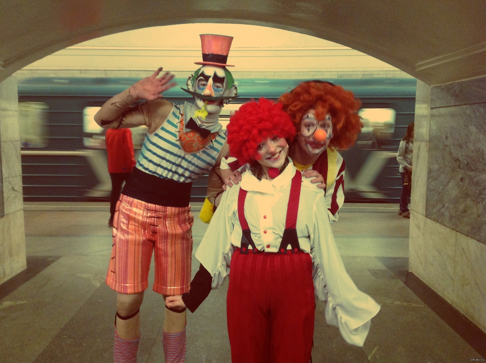 Клоуны 1853. Клоун в метро. Два клоуна. Автобус с клоунами. Официант клоун.