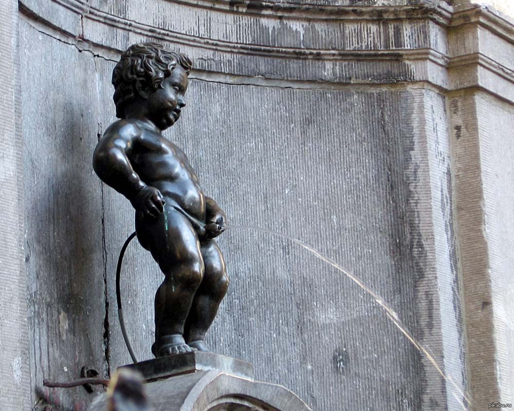 Сколько писает мужчина. Бельгия Manneken-Pis. Писающий мальчик. Фонтан писающий мальчик. Мальчик скульптура.