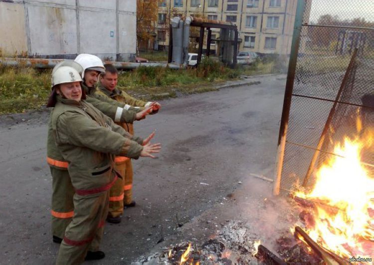 Толстый пожарный. Смешной пожарный. Пожарный юмор. Пожар прикол. Смешной пожарник.