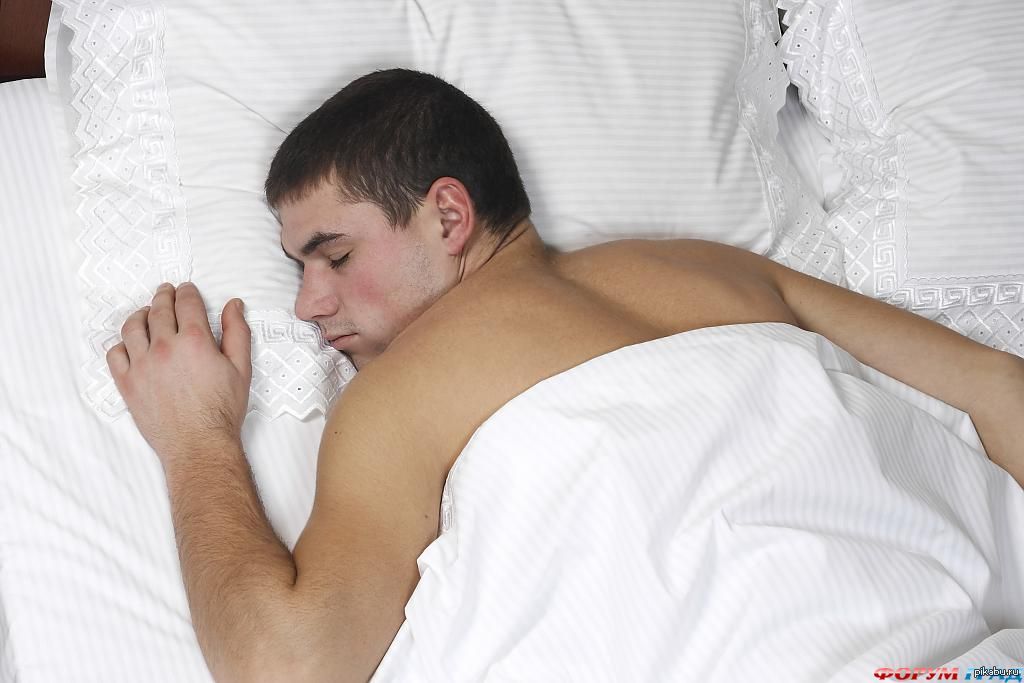 Спящий муж вк. Тучный мужчина в постели. Недовольный в кровати.