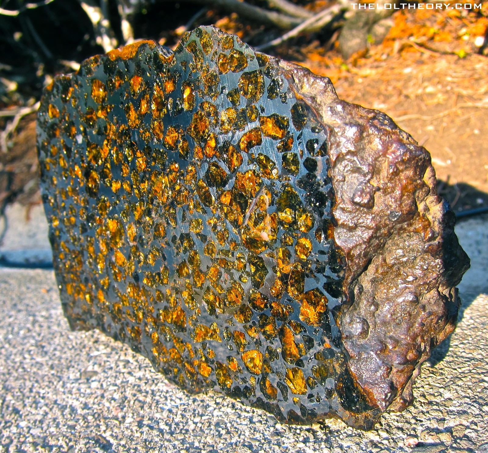 Iron stone. Метеорит палласит. Палласит камень. Оливин минерал метеорит. Железо каменный палласит.