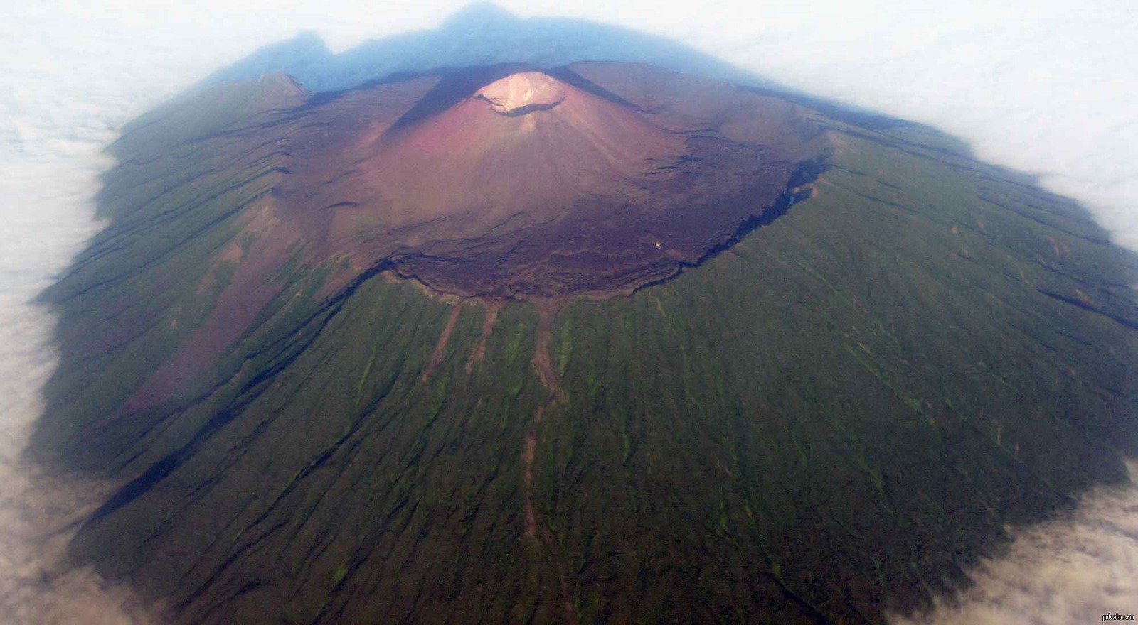 Вулканы и горы острова Кунашир принимают поздравления