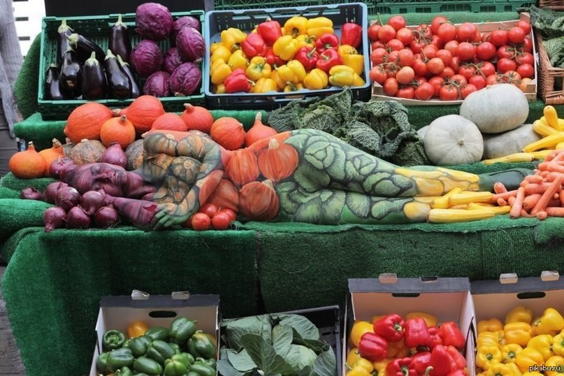 Как решить в магазин завезли овощи. Овощи на рынке. Овощи и фрукты на рынке. Овощной рынок. Ярмарка овощей.