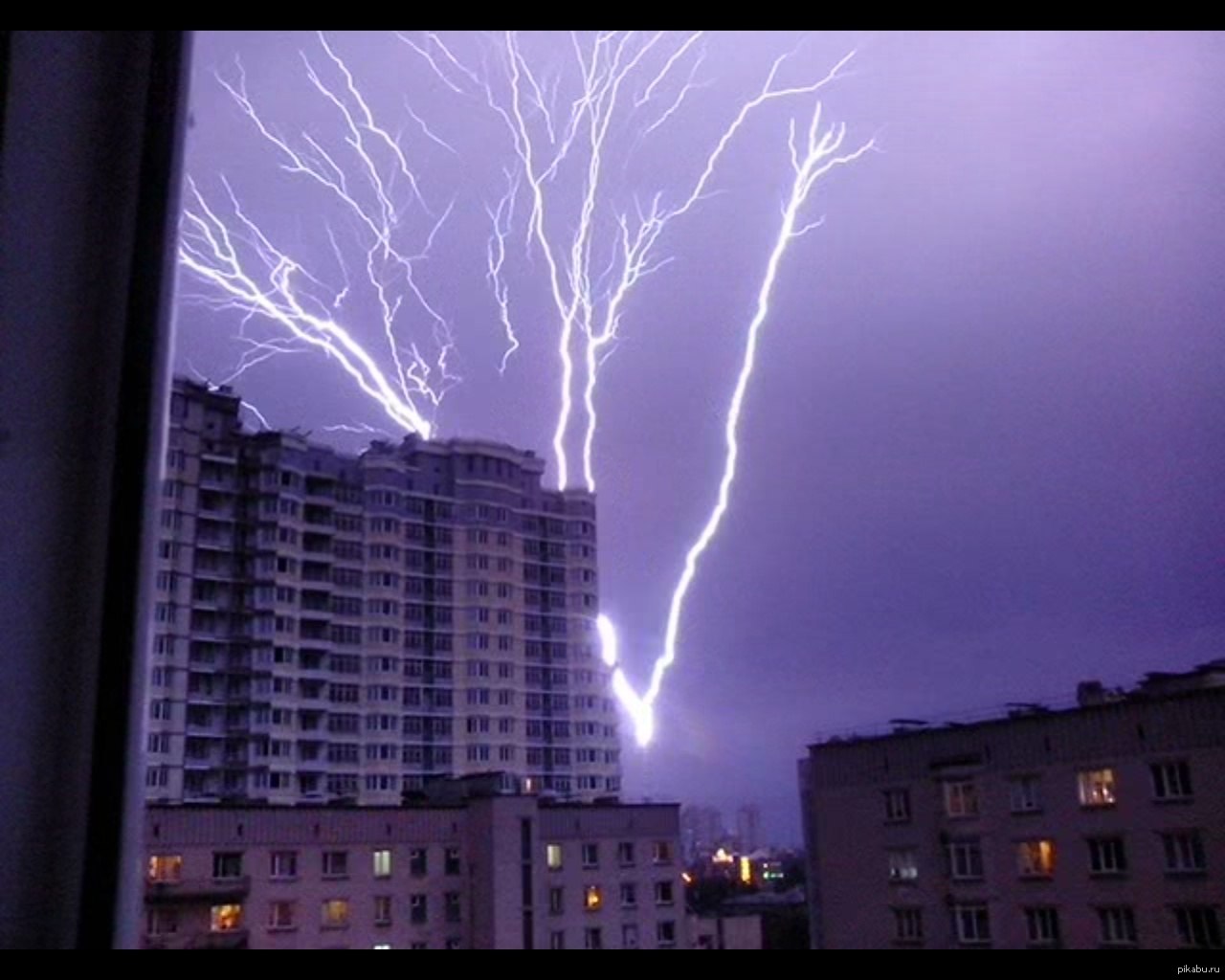 Сегодня ночь дождь есть. Гроза в Дзержинске. Большая молния. Молния в Москве. Молния в Москве сейчас.