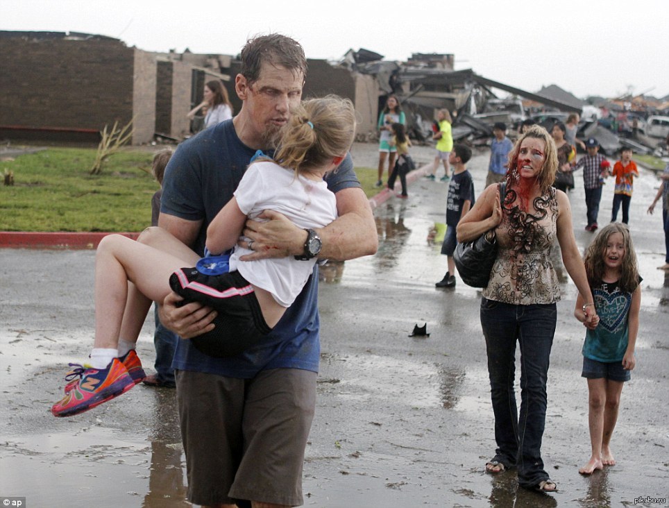 Человек в смерче. Торнадо Мур 2013. 2013 Год Оклахома Торнадо. Люди бегут от Торнадо.