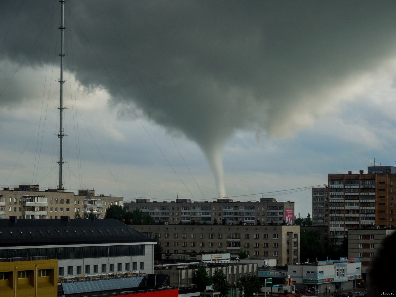 В москве ожидается смерч. Смерч в Обнинске. Смерч в Обнинске 2013. Гроза в Обнинске. Москва ураган смерч Торнадо в Москве.