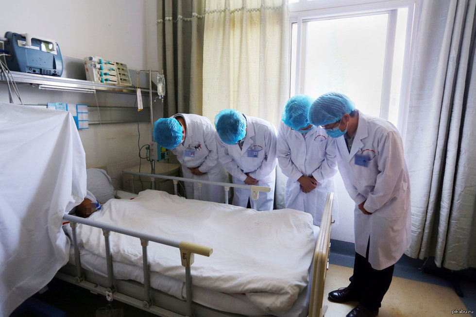 Родственники перед операцией. Китайские врачи кланяются 11-летнему мальчику.