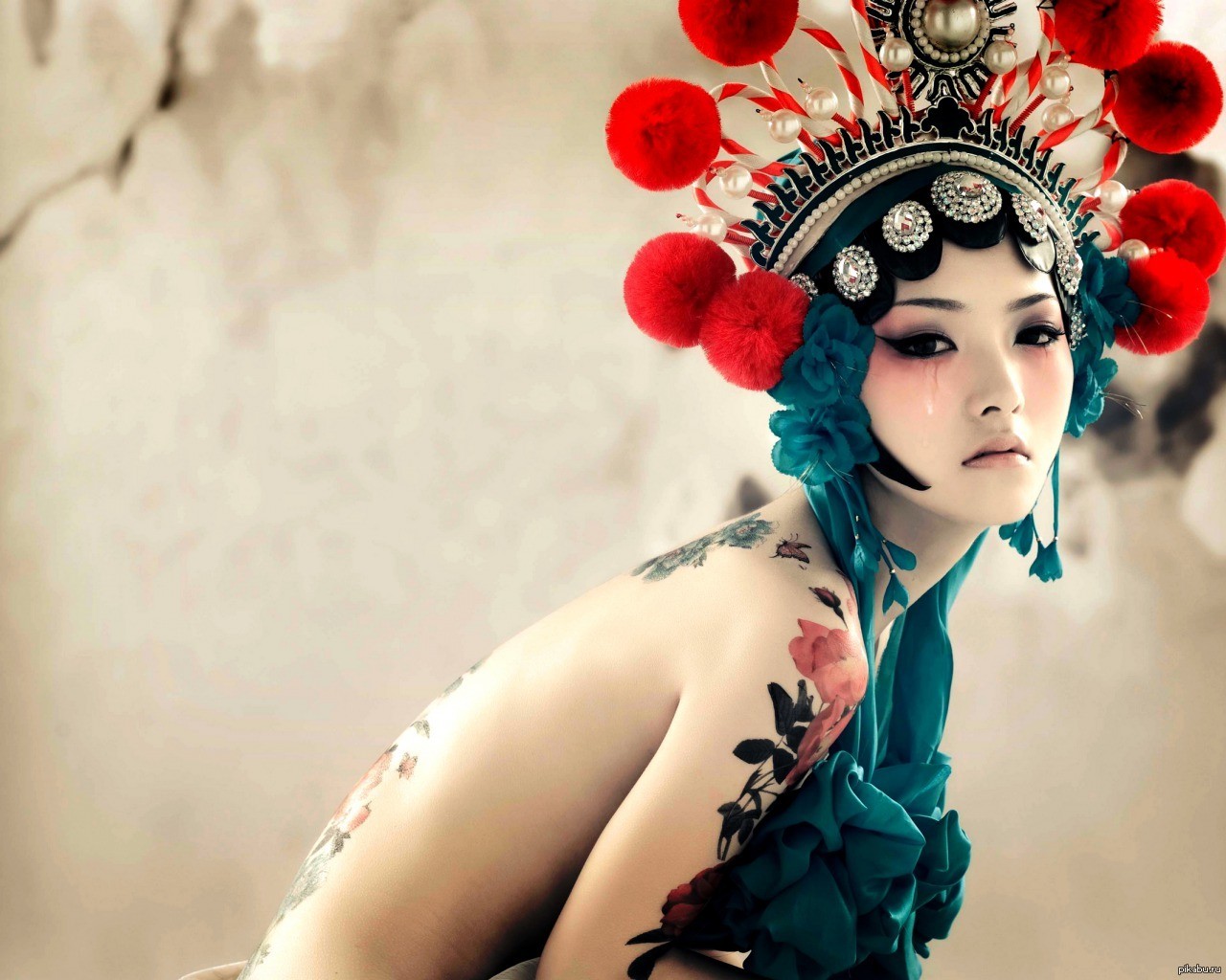 девушка с двумя веерами. девочка из оперы аниме. сараса ватанабе аниме. девушка из оперы аниме. девушка из оперы аниме отчим.