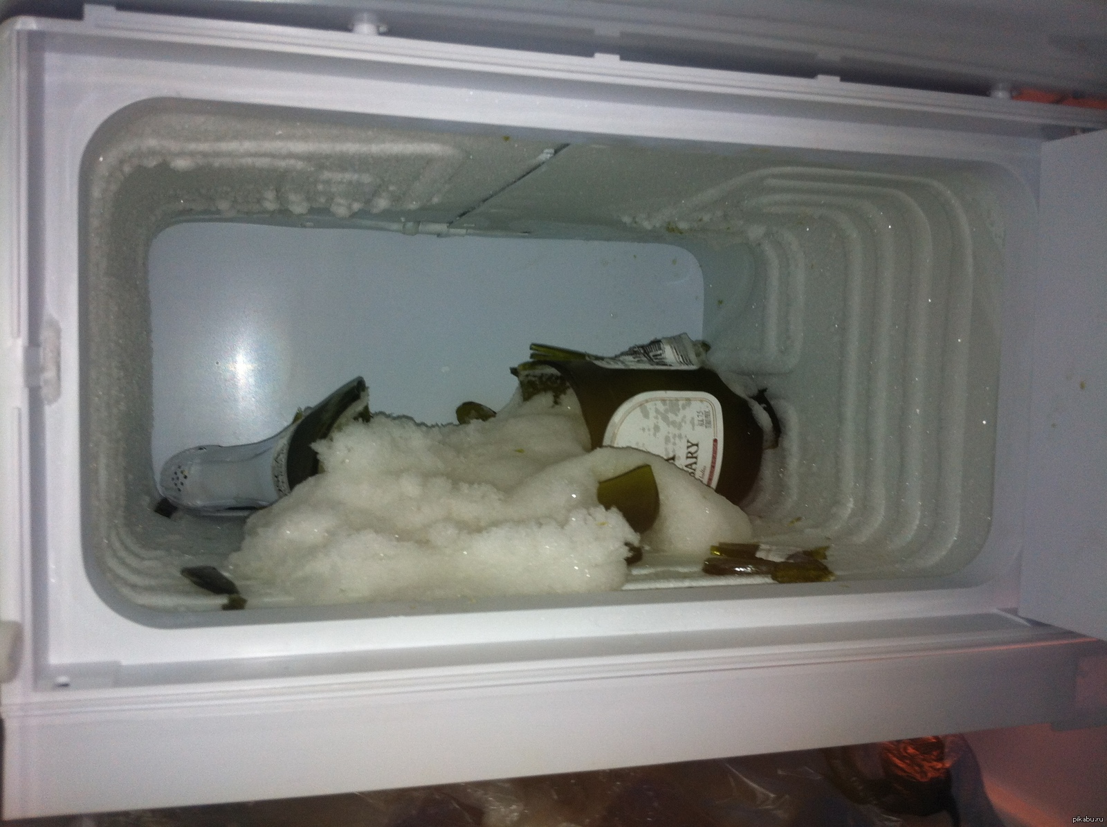 Из холодильника вынули закрытую крышкой. Замерзший холодильник. Замороженный холодильник. Холодильник морозилка. Холодильник с морозильной камерой.