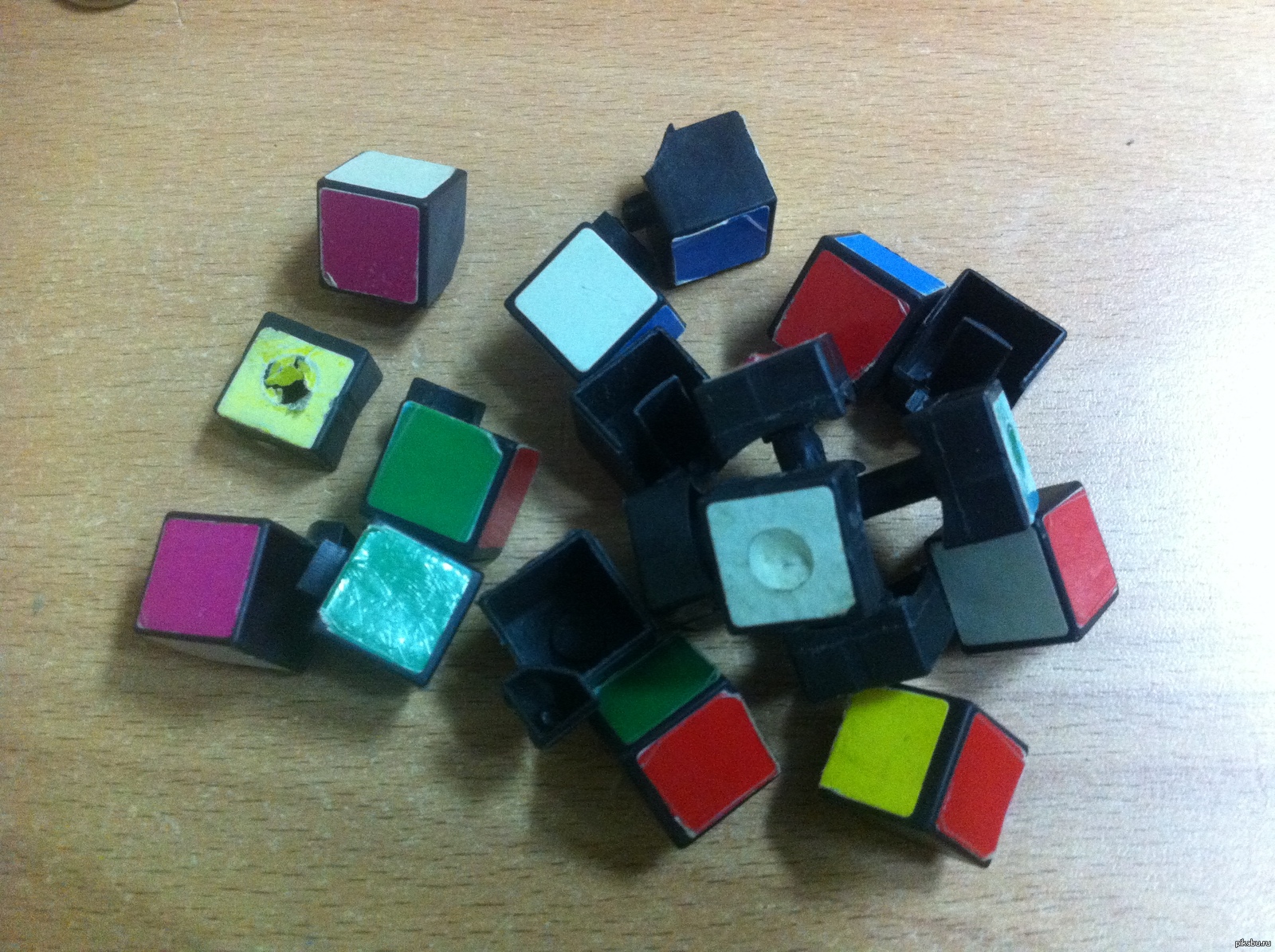 Головоломка разбери кубик. Разобранный кубик Рубика 3х3. Сломанный кубик Рубика 3х3. Разногранный ЕУБИР Рубика. Кубик Рубика разобранный на части.