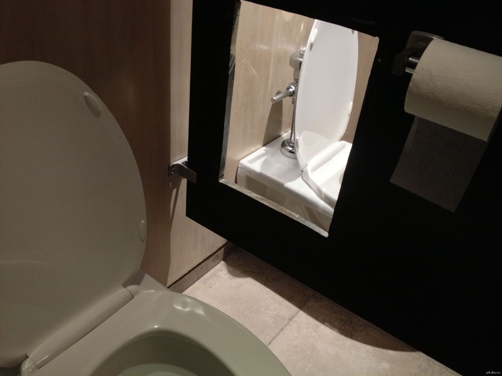 Напротив унитаза. Зеркало в туалете. Приколы на зеркале в туалете. Унитаз и зеркало. Зеркало напротив туалета.