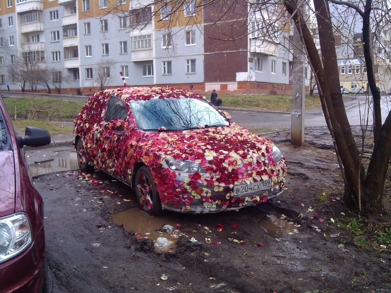 Машина вся в цветах