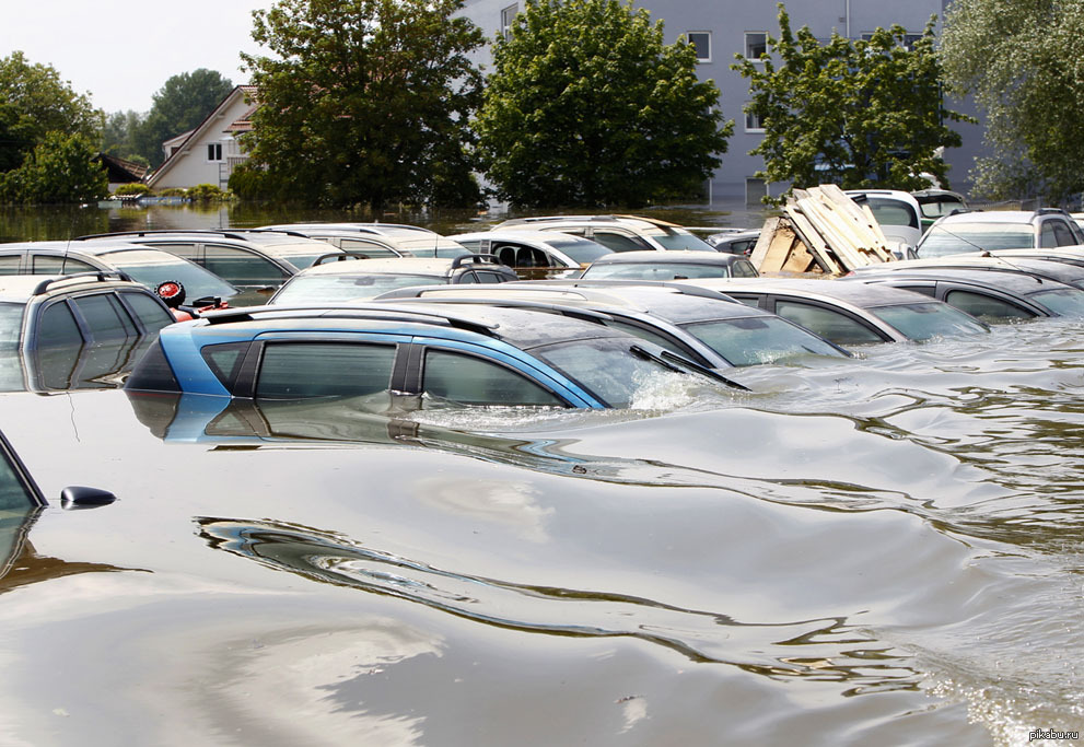 Автомобили после воды. Затопление машины. Наводнение машины. Затопленный автомобиль. Автомобиль утопленник.