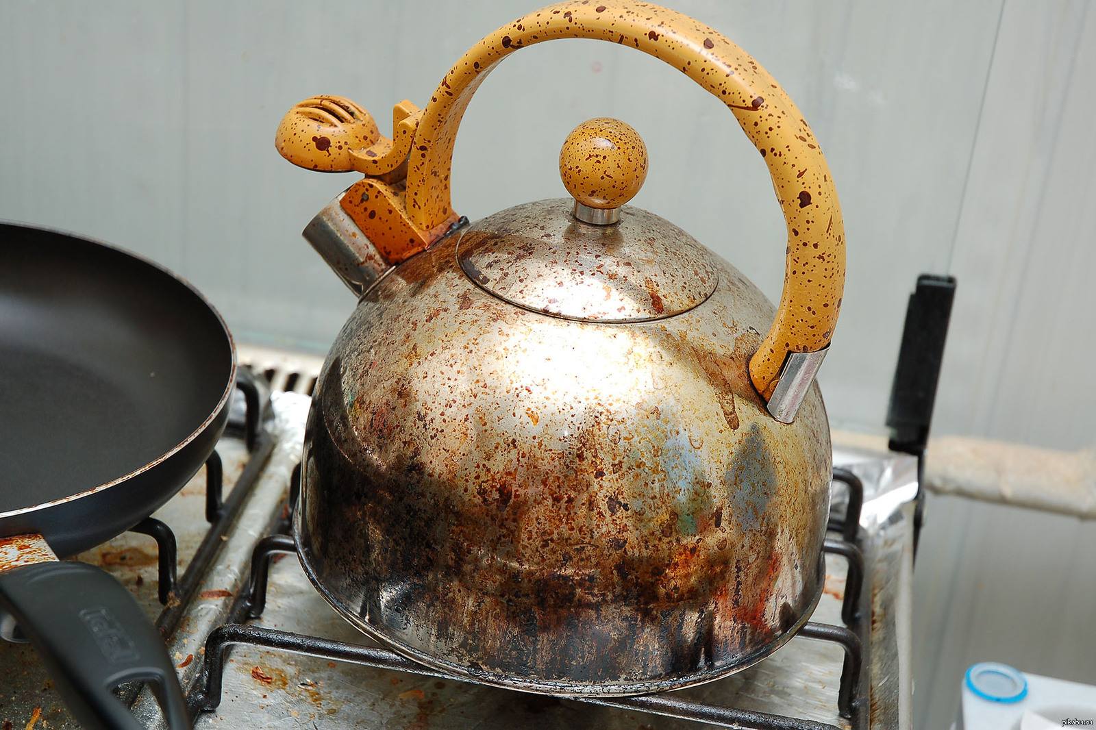 Из какого материала сделан чайник. Чайник. Чайник для плит. Ржавый чайник. Чайник старый металлический.