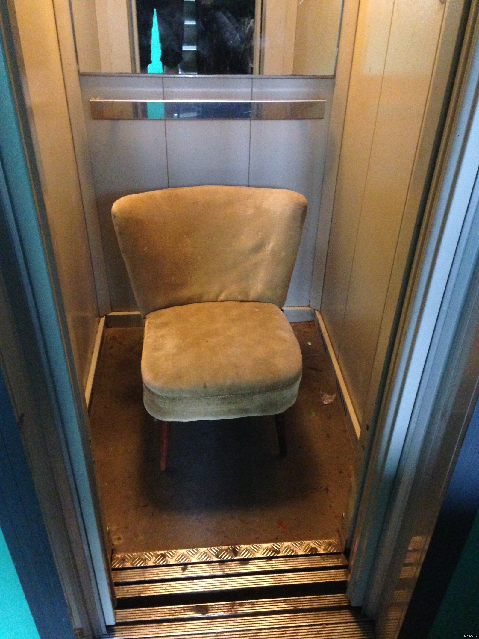 Ужасный лифт. Лифт. Старый лифт. Лифт в России.