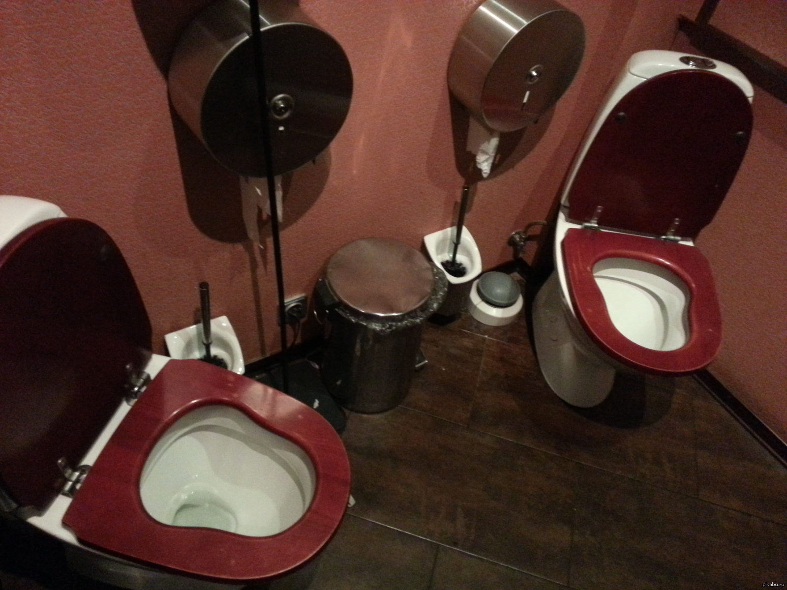 Туалет два раза в день. Две палочки туалет. Унитаз для двоих. Двухместный унитаз. Унитазы друг напротив друга.