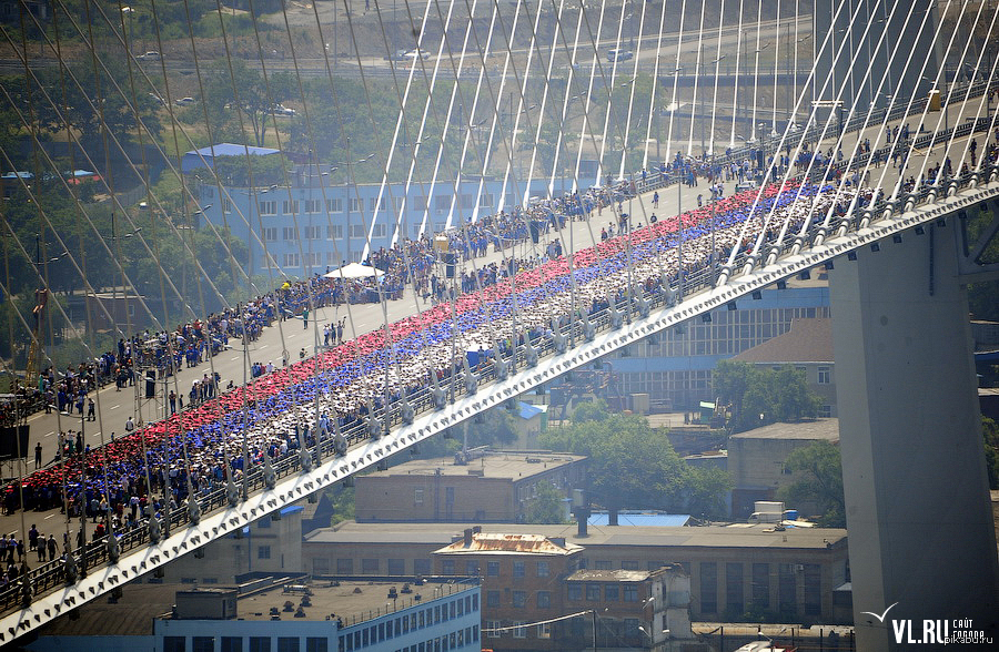 владивосток 2013 живой флаг россии мост. живой флаг. живой флаг россии. самый большой флаг россии во владивостоке. влак россии.
