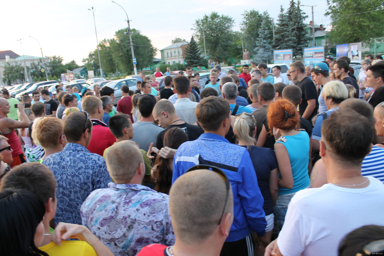 Погода в пугачеве. Митинг в Пугачеве. Беспорядки в Пугачеве 2013. Люди город Пугачев. Пугачев 2013.