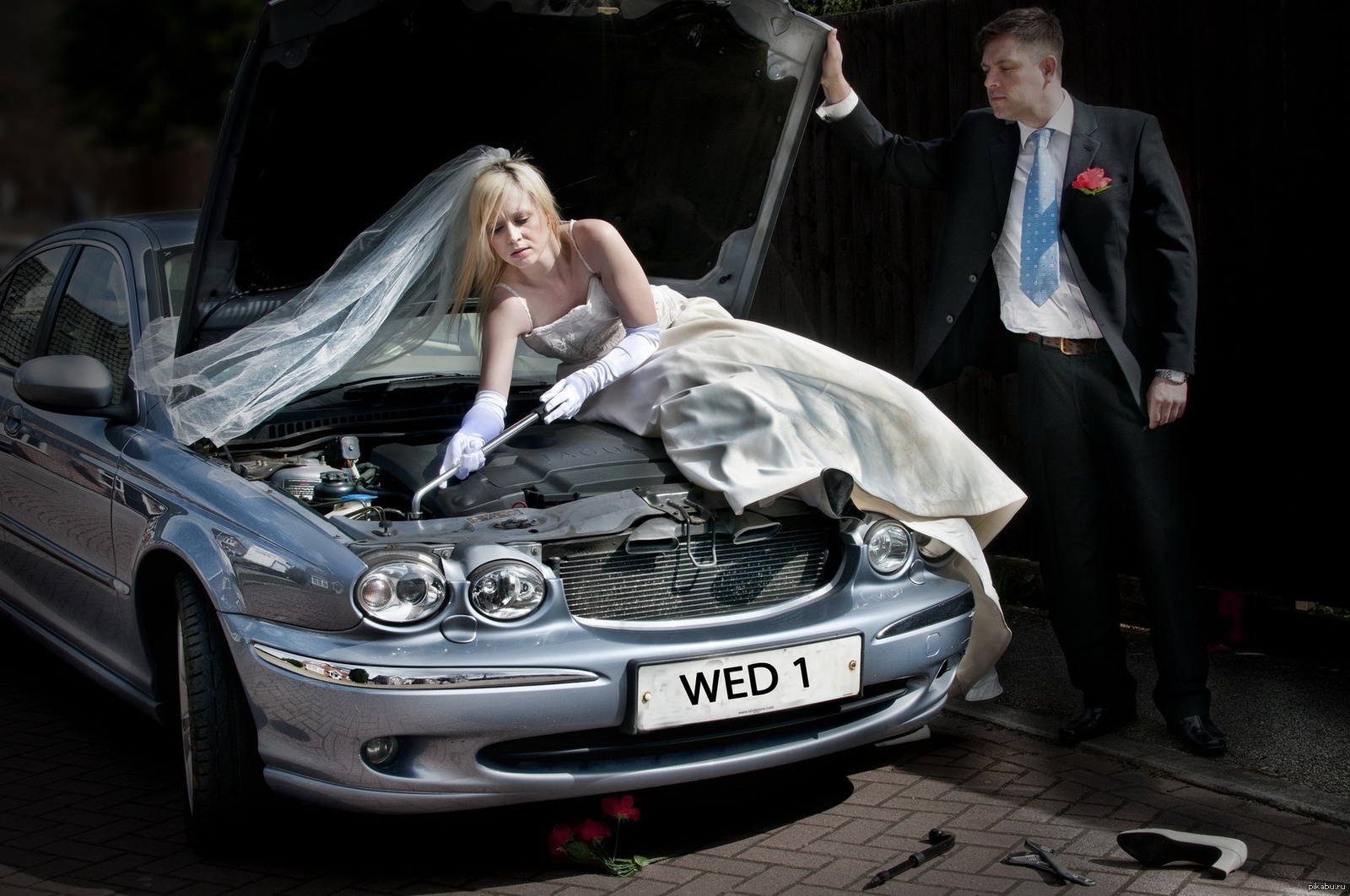 Мужчины машина и жена. Свадебная фотосессия с машиной. Фотосессия свадьба у автомобиля. Авто для женщин. Фотосессия свадьбы в машине.