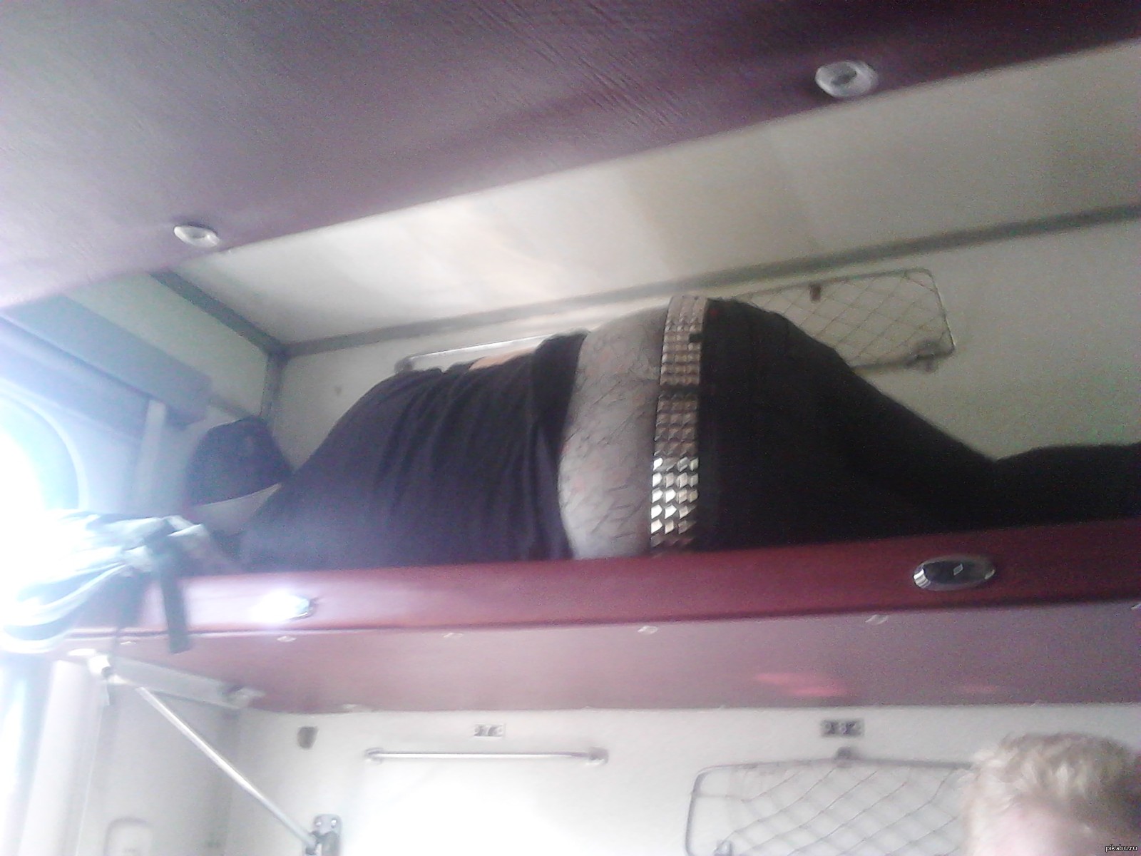 Могу в постели на столе в машине в поезде в купе