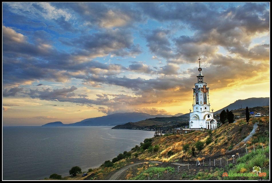 Алушта на 14. Малореченское. Храм-Маяк. Церковь Маяк Алушта. Храм Маяк святителя Николая в Алуште. Маяк в Малореченском Крым.