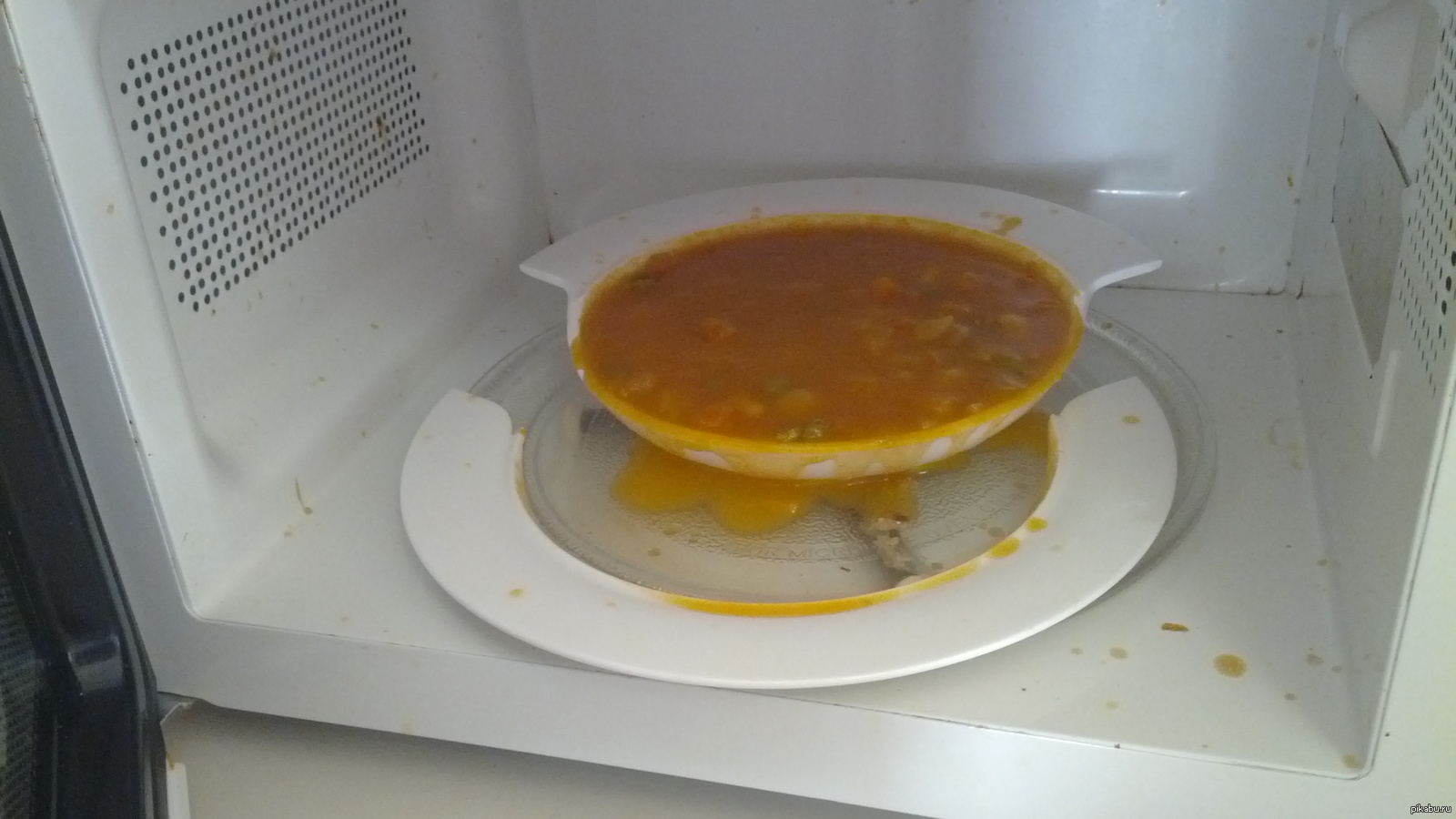 Можно ли ставить суп в холодильник. Суп в микроволновке. Суп из микроволновки. Борщ в микроволновке. Разогреть суп в микроволновке.