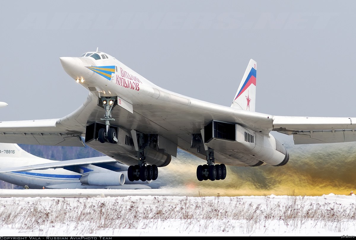 Ту 160 сверхзвуковой самолет вооружение. Ту-160м белый лебедь. Белый лебедь самолет ту 160. Стратегический сверхзвуковой ракетоносец-бомбардировщик ту-160.