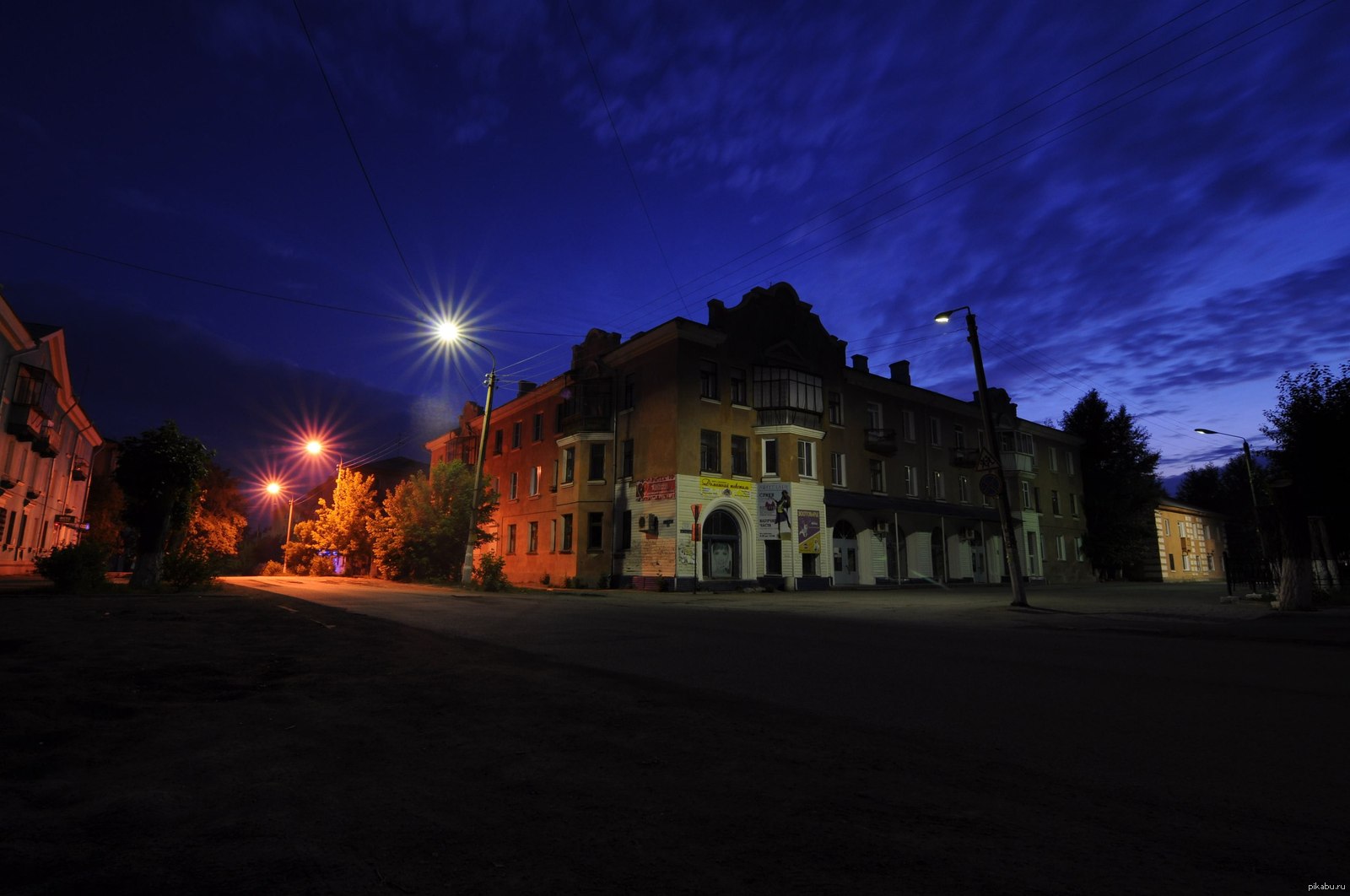 Ночной городок. Черняховск ночью. Ночной Черняховск. Маленький город ночью. Красивый провинциальный город.