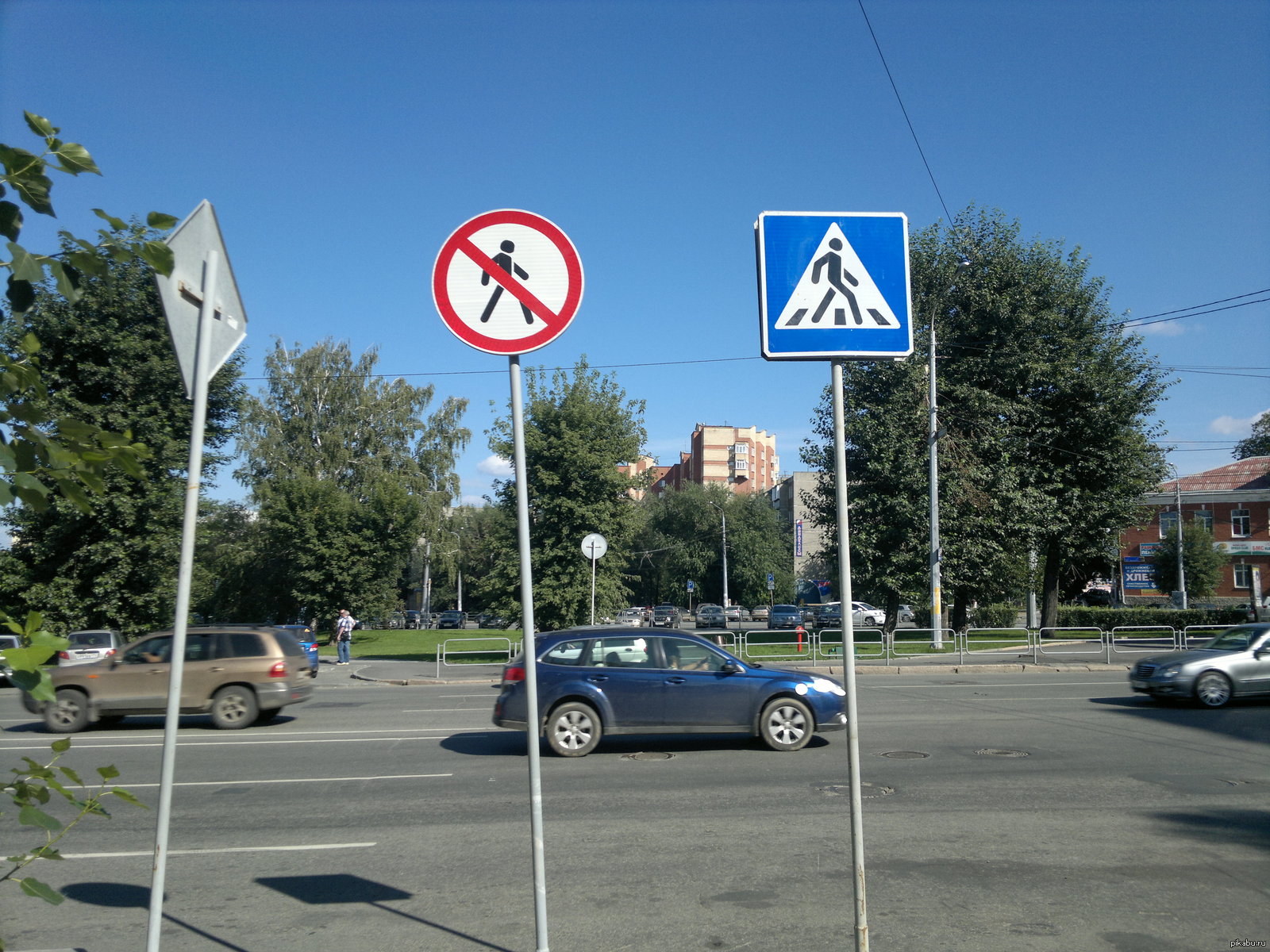 Дорожные знаки на дороге