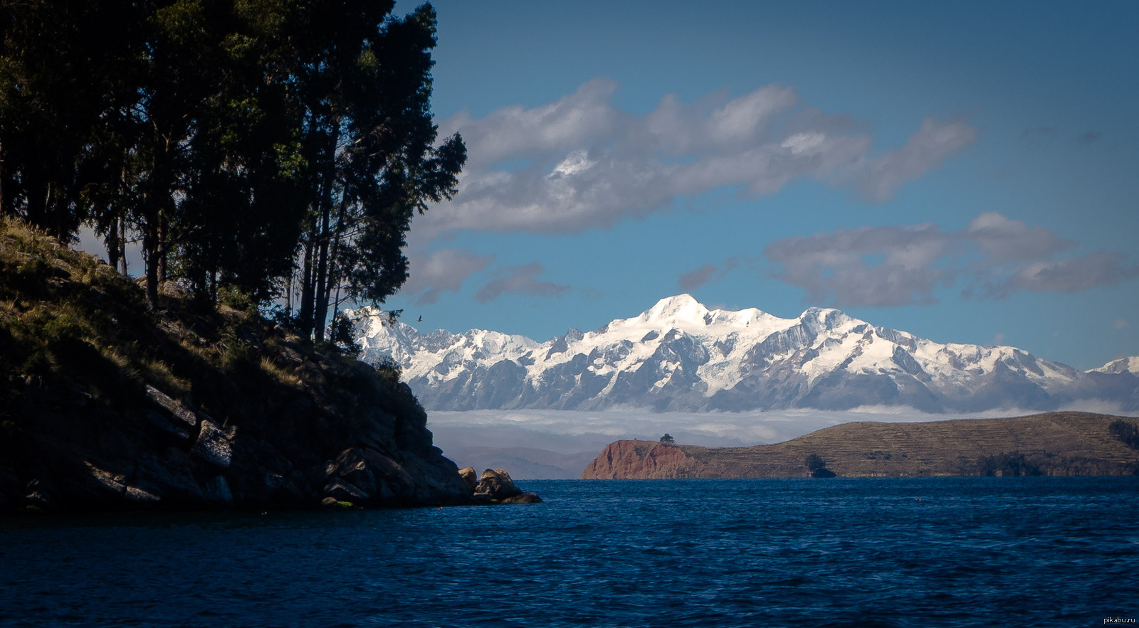 Высочайшее судоходное озеро. Южная Америка озеро Титикака. Боливия озеро Титикака. Высокогорное озеро Титикака. Высокогорное озеро Перу.
