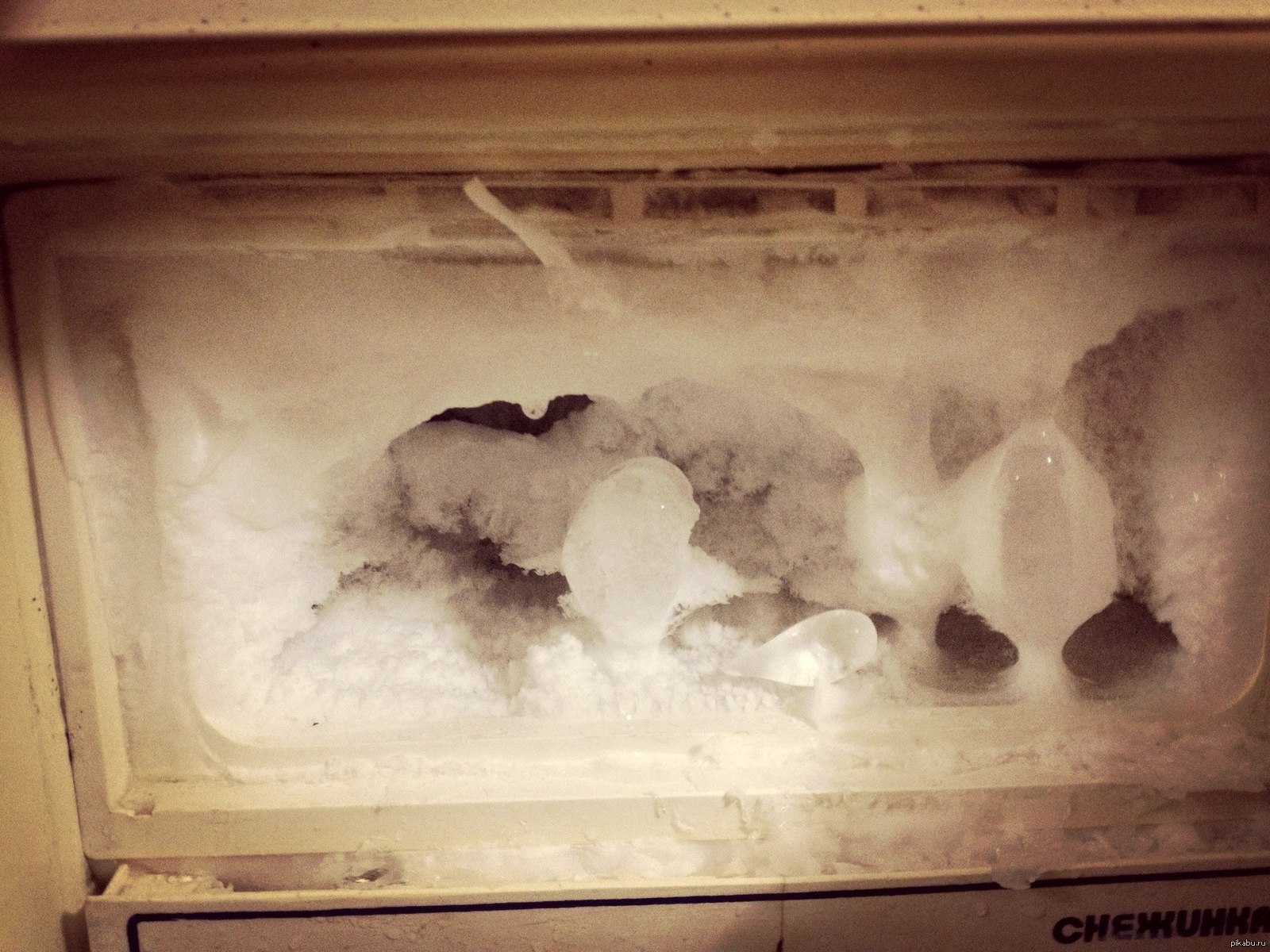 Ребенок в морозилке мужское. Замороженный холодильник.