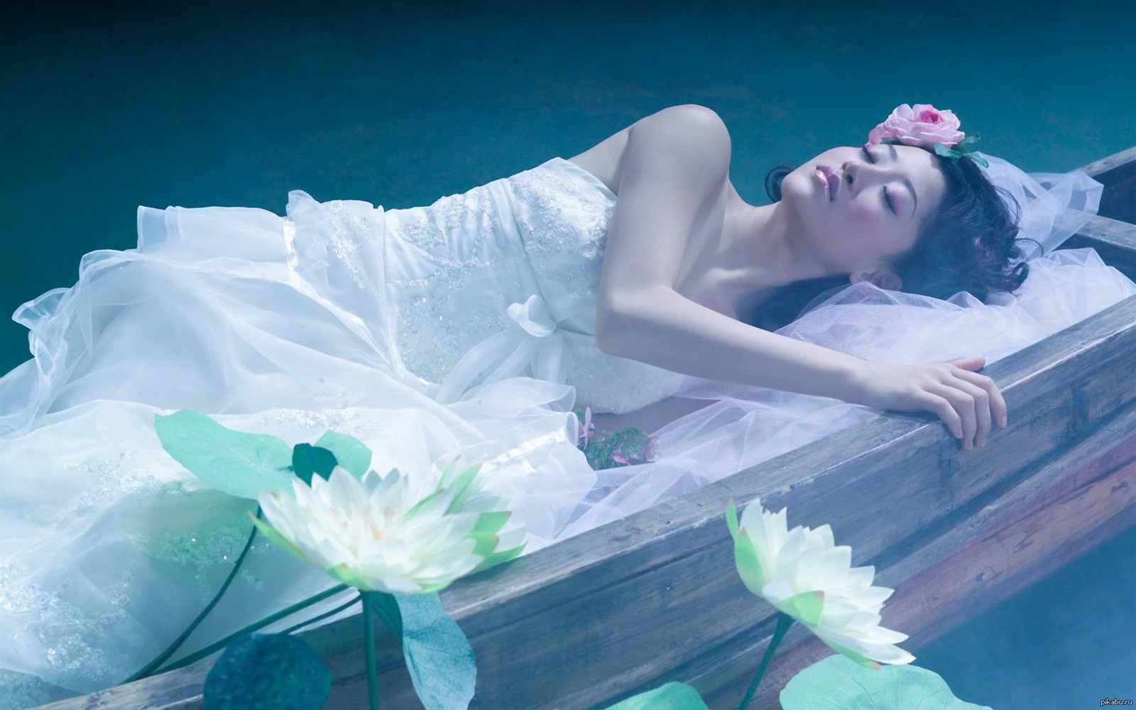 Фотосессия на матрасе на воде. Фотосессия на матрасе на воде. Засыпает в воде. Вода спала. Девушка лежит в воде.