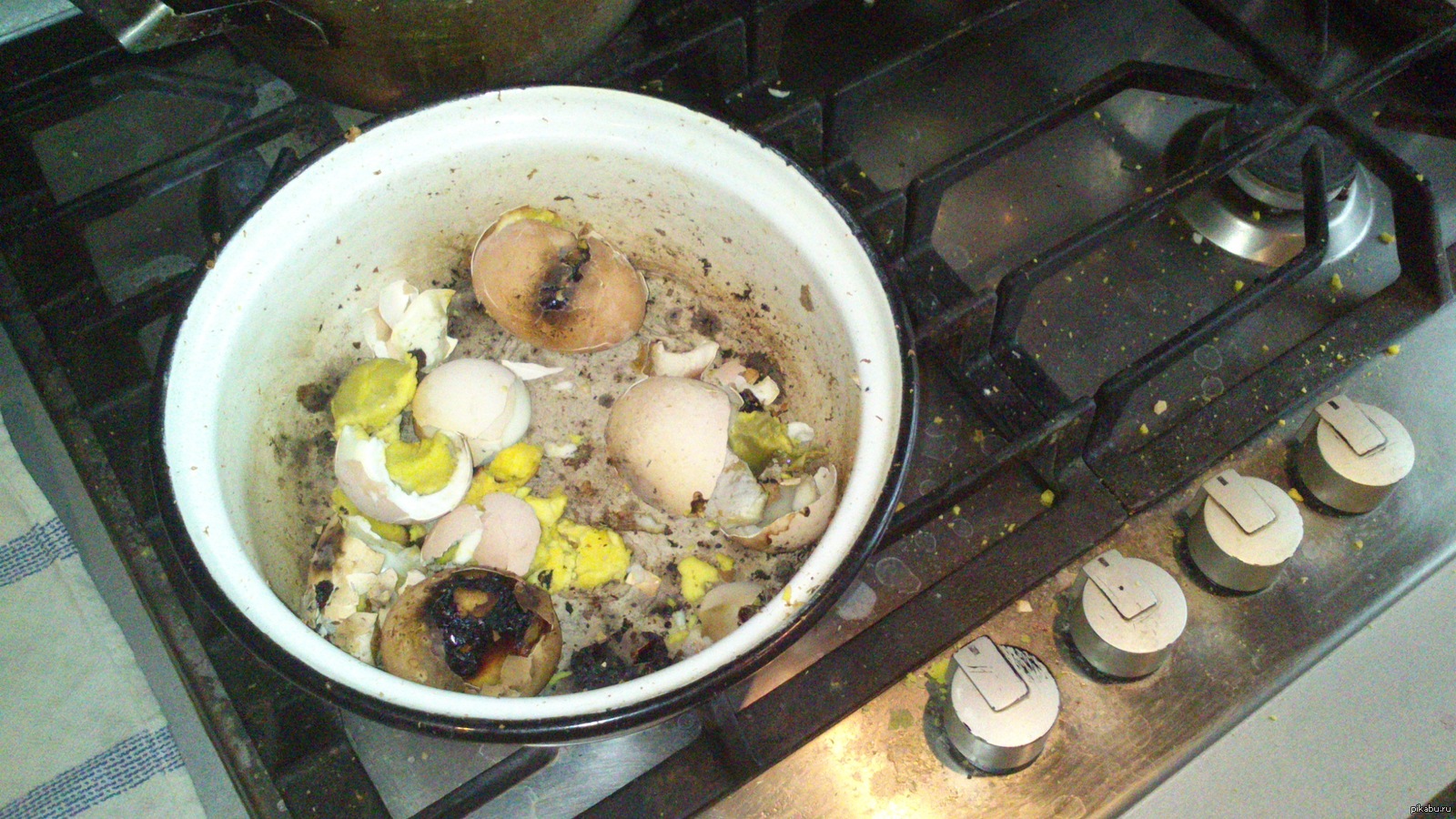 Взорвалось яйцо при варке. Взрыв яйца в микроволновке. Сгоревшая яичница. Яйцо треснуло при варке. Яйцо взорвалось в микроволновке.