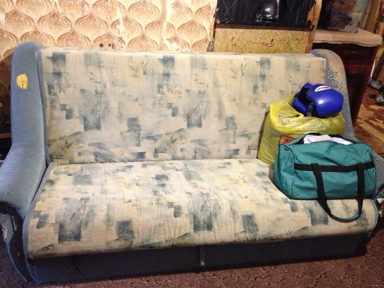 Старый диван в хрущевке