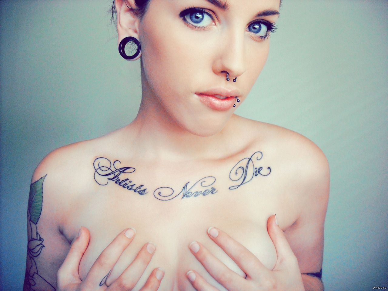 татуировки для груди у женщин фото 95