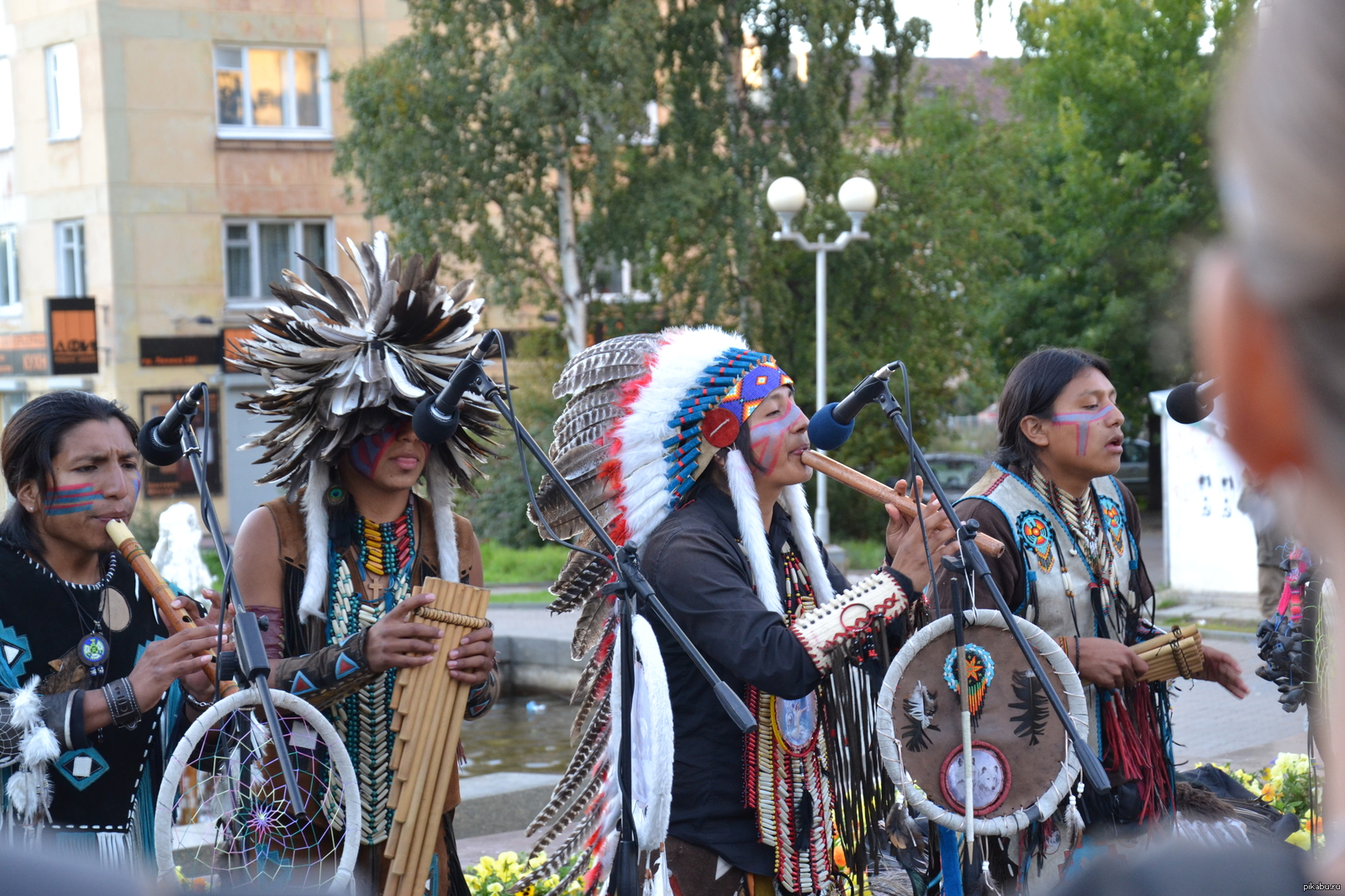 Индеец музыкант. Индейцы музыканты. Выступление индейцев на улице. Индейцы музыканты на улице. Концерт индейцев на улице.