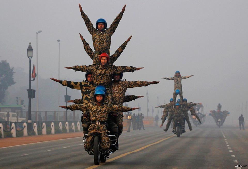 Парад приколов. Индийский парад мотоцикл. Индийские военные на мотоцикле. Индийский военный парад. Парад в Индии на мотоциклах.