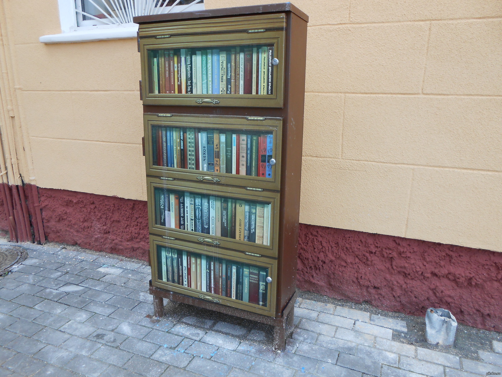 Книжный шкаф на улице