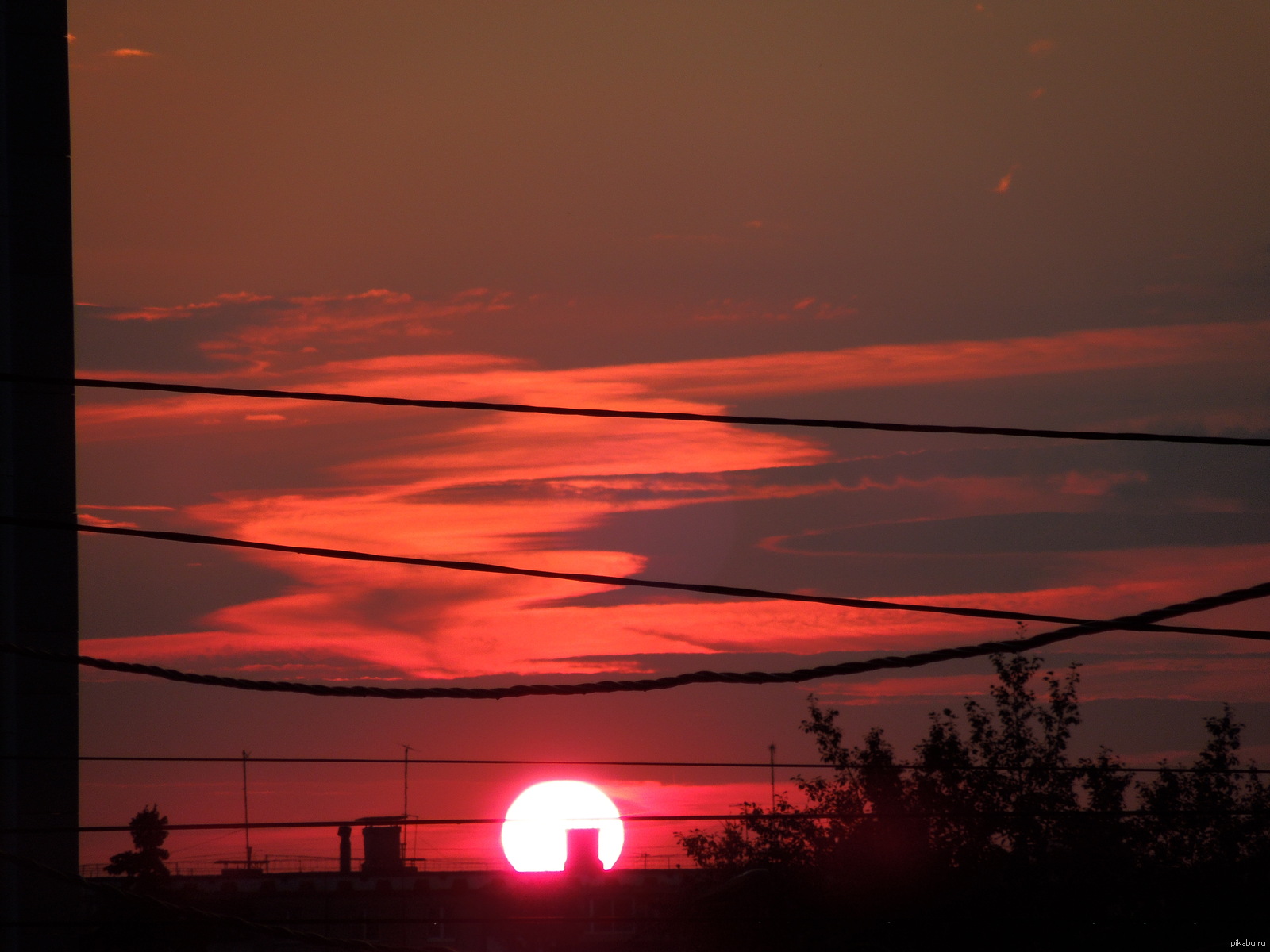 Когда сегодня будет закат. Красное солнце. Закат в Челябинске. Красное солнце в небе. Огромное красное солнце.