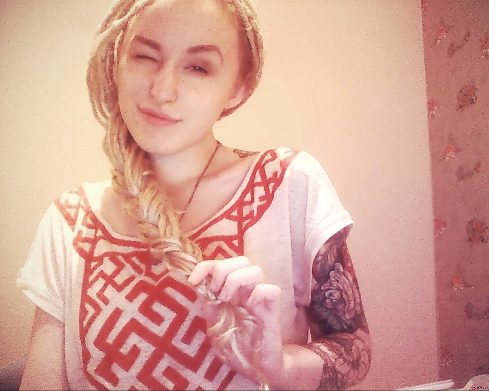 Русская девушка в татуировках с косичками