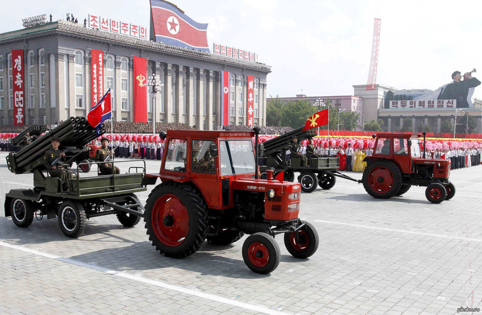 Тракторные войны. РСЗО КНДР на тракторе. Тракторы на параде в Северной Корее. Боевые трактора КНДР. КНДР трактора на параде.